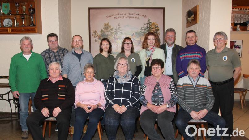 „Auf unsere Leute ist Verlass“, würdigt Vorsitzender Manfred Janker (stehend, rechts) die geehrten Mitglieder beim OWV Georgenberg. Bild: pi