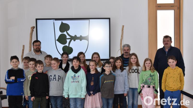 Die vierte Klasse der Schönseer Grundschule besuchte das Rathaus und plauderte viel mit den Bürgermeistern. Bild: Stadt Schönsee/exb