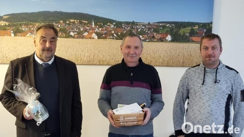 Bürgermeister Josef Beimler (links) gratuliert Lothar Schön (Mitte) mit Bauhofleiter Max Müller zum Dienstjubiläum bei der Marktgemeinde. Bild: fvo