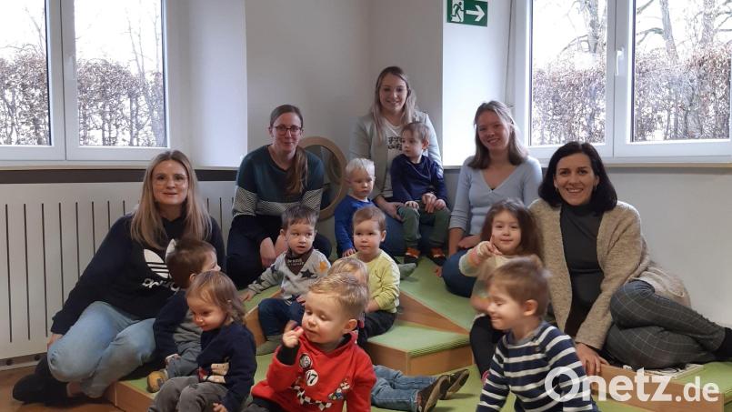 Die Mädchen und Buben sowie das Personal im Johanniter-Kinderhaus „Waldwichtel“ in Waldsassen freuen sich zusammen mit den Verantwortlichen der Umweltstation auf die Partnerschaft. Bild: Susan Patzina/exb