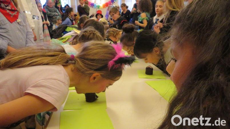 Das Schokokuss-Wettessen wollte sich keiner der kleinen Gäste beim Kinderfasching in St. Georg entgehen lassen und so waren mehr Durchgänge dieses begehrten Partyrenners nötig. Bild: ads