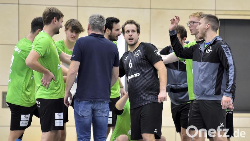 Die Volleyballer des VC Amberg um Spielertrainer Florian Birner (Mitte, Nr. 6) holten sich in Esting die erhofften drei Punkte. Archivbild: Hubert Ziegler