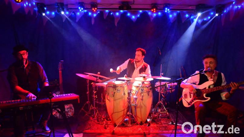 "I Cantautori" sorgt für ein (über-)volles Haus beim Konzert im "Parapluie". Bild: Kunz