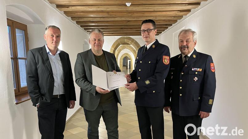 Landrat Richard Reisinger überreichte Kreisbrandinspektor Armin Daubenmerkl die Ernennungsurkunde zum Örtlichen Einsatzleiter. Kreisbrandrat Fredi Weiß (ganz rechts) und Matthias Viehauser (Katastrophenschutz Landratsamt) gratulierten dem 42-Jährigen. Bild: Christine Hollederer/exb