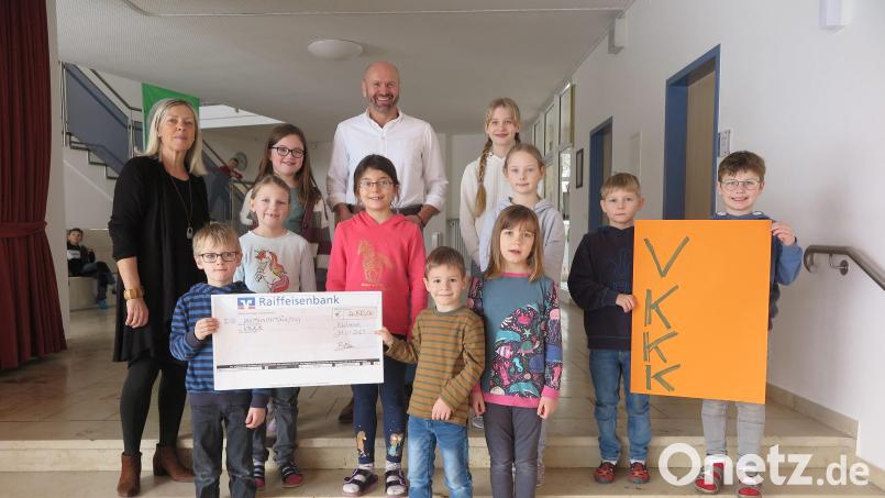 Josef Trottmann vom Verein zur Förderung krebskranker und körperbehinderter Kinder Ostbayern dankte Schulleiterin Christiane Böhm und den Schülerinnen und Schülern der Grundschule für die Spende. Bild: jzk