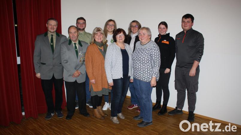Seit 50 Jahren gehören (vorn von rechts) Maria Eichermüller, Anni Marzi und Christine Göppl zur Schützengesellschaft &quot;Eichenlaub&quot;. Hierzu gratulierten Schützenmeister Roland Hösl (links) und Bürgermeisterin Carmen Pepiuk, die außerdem Kaspar Nettesheim (Zweiter von links), Fabian Bäumler, Anna-Maria Wittmann (hinten Zweiter und Dritte von links), Hannes und Katharina Dobmeier (hinten von rechts) sowie Magdalena Wittmann (nicht auf dem Bild) für besondere sportliche Leistungen auszeichneten. Bild: bjp