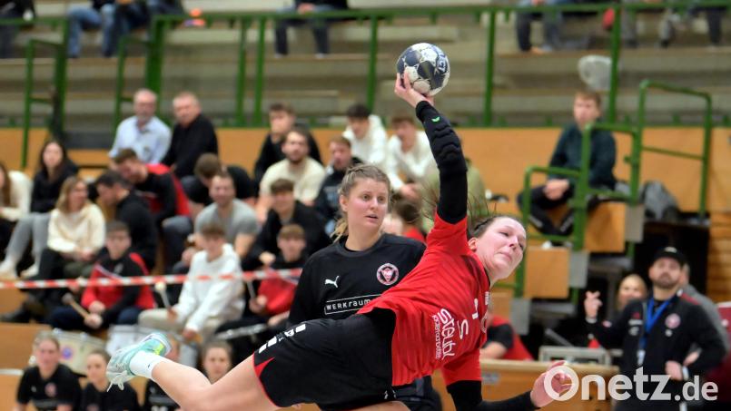 Sophie Last (vorne) vom HC Sulzbach-Rosenberg kann mit diesem schönen Wurf am Kreis ein Tor für ihre Mannschaft erzielen. Johanna Zeller (hinten) vom TV 1861 Erlangen-Bruck ist geschlagen. Bild: Hubert Ziegler