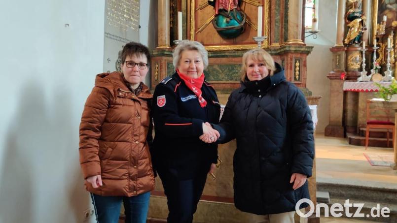 Ruth Höpfl (links) und Jutta Schönberger (rechts) überreichten die Spende an Barbara Faltenbacher (Mitte). Bild: Ruth Höpfl/exb