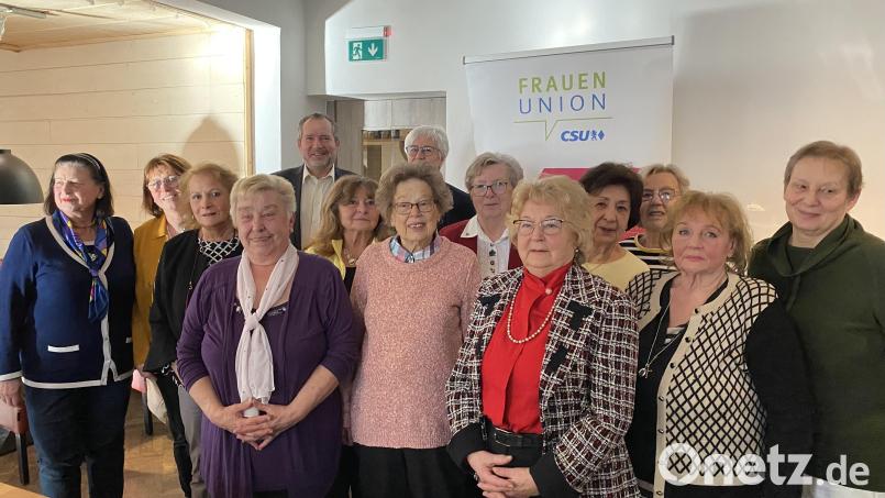Ehrungen standen bei der Jahreshauptversammlung der Frauen-Union Nabburg im Mittelpunkt. Bild: Ines Renner/exb