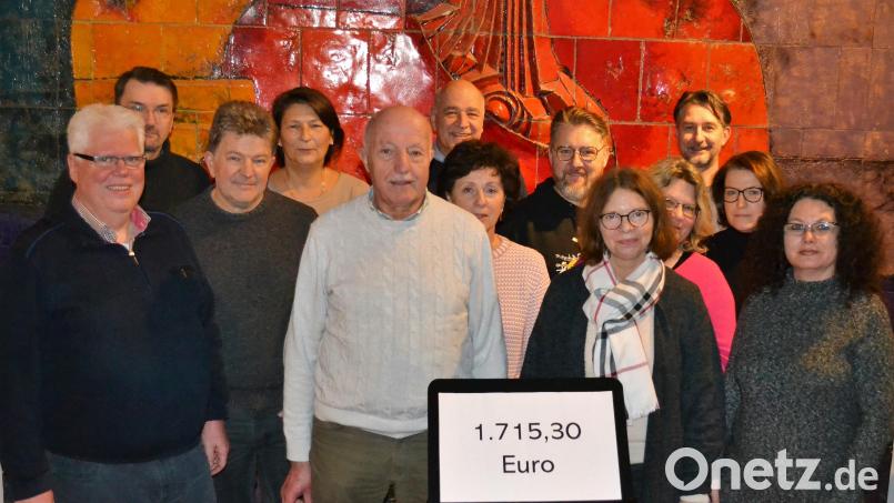ChorDiSono engagiert sich immer wieder für soziale Projekte: Für die Tafel nahmen Josef Gebhardt (Zweiter von rechts) und Diana Hermann (links) die Spendensumme entgegen. Bild: kki