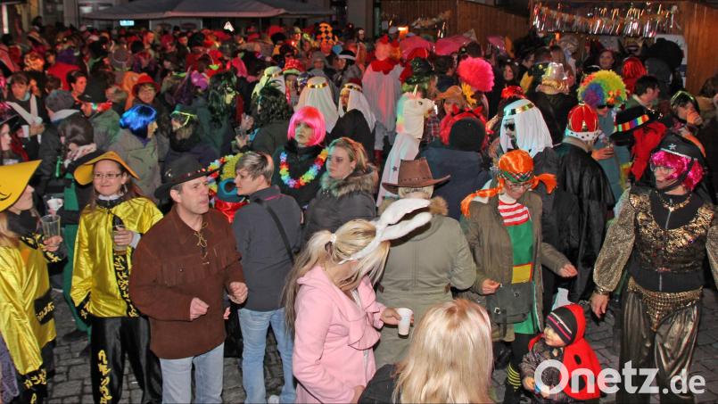 Nach zwei Jahren Feier-Pause, soll bei der Neuauflage des Neunburger Weiberfasching wieder "närrischer Hochbetreib" am Schrannenplatz herrschen. Archivbild: Mardanow