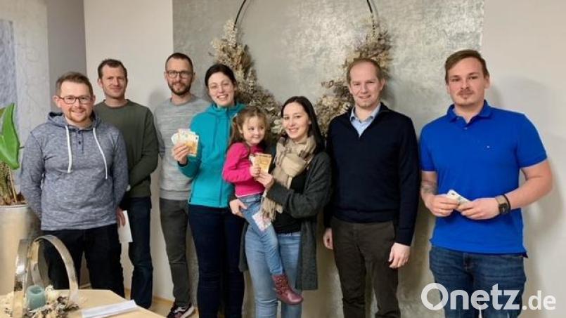 Der Erlös der Adventskalenderverlosung wurde an die drei Kindertageseinrichtungen und die Grund- und Mittelschule Wernberg-Köblitz übergeben. Bild: Konrad Kiener/exb