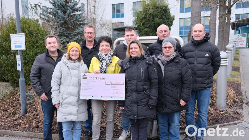 Das FLIKA-Team zusammen mit dem Organisationsteam des Heselbacher Weihnachtsmarktes bei der Spendenübergabe Bild: Klinikum/Dietl/exb