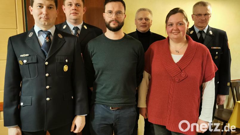 Sonja Ziegler (vorne, von rechts), der scheidende Alexander Friedl, Vorstand Matthias Friedl, hinten von rechts KBM Reiner Kopp, Bürgermeister Jürgen Kürzinger und Kommandant Markus Helldörfer ziehen in der Versammlung Bilanz. Bild: hzi