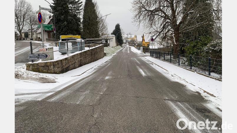 Die Kößlmühlstraße gehört zu den Straßenbaumaßnahmen, die ganz oben auf der Vorschlagsliste von Außendienstleiter Karl Frey stehen. Im Zuge des Straßenbaus sollen auch Erneuerungen an der Wasserleitung sowie punktuelle Reparaturen der schadhaften Stellen am Kanal durchgeführt werden. Bild: ck