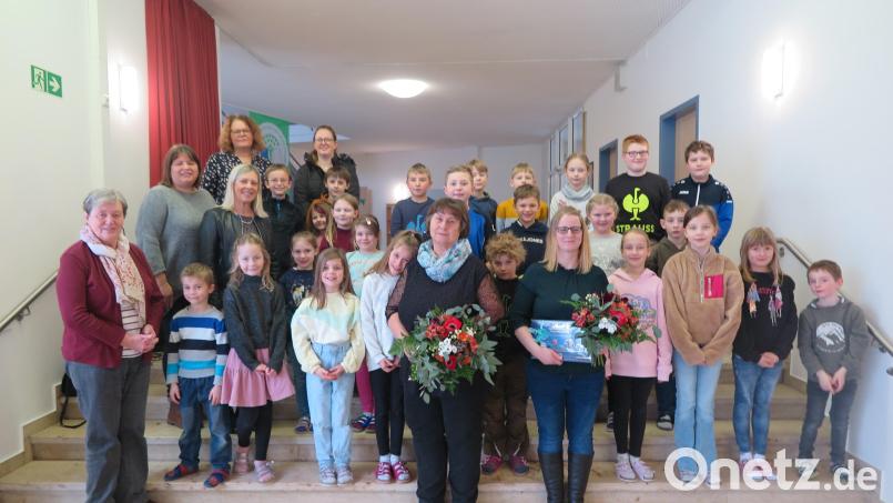 Ilka Spiegler, Stefanie Scherer, Christiane Böhm, Regina Birkner (hinten von links) und die „Frühstückskinder“ verabschiedeten Simone Stich und begrüßten Simone Reindl (vorne von links) als neue Frühstückslotsin an ihrer Grundschule. Bild: jzk