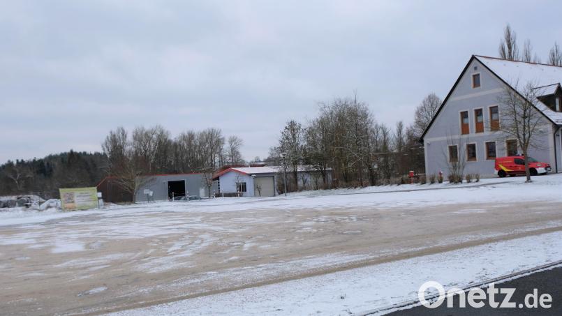 Das Gelände an der Eschenbacher Straße zwischen Feuerwehrhaus und Bauhof käme als Standort für die neue Volksschule infrage. Doch es gibt &quot;Gegenwind&quot;. Bild: do