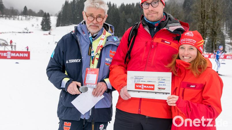 Aus den Händen von DSV-Präsident Franz Steinle (links) durfte Kassier Regina Lingl und der Medienbeauftragte des Vereins Christian Lingl den symbolischen Scheck im Rahmen des FIS- Weltcups in der Nordischen Kombination in Oberstdorf entgegennehmen. Bild: DSV