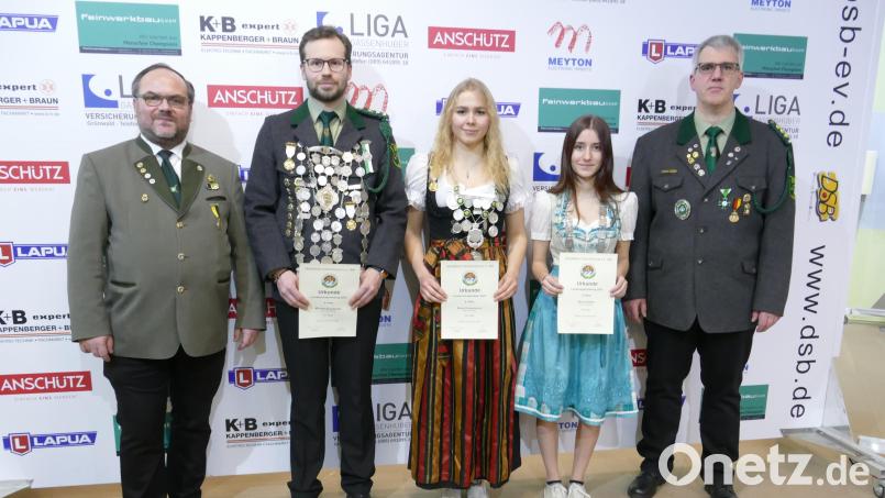 Gauschützenmeister Andreas Michl (links) und Gausportleiter Wolfgang Raps gratulierten der Dritten Landesjugendkönigin Maria Pöllath, Elena Zimmermann und Michael Buchbinder (von rechts) von den Kastler Sportschützen. Bild: rwo