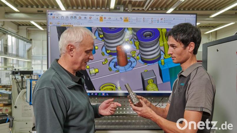 Ganz besonders das Arbeiten mit 3D-Modellen und digitalen Daten ebenso wie der Einsatz spezifischer Software und das Programmieren von Spezialmaschinen sind ein wesentlicher Teil der Ausbildung zum Werkzeugmechaniker für Formentechnik. Bild: Michael Mayer/exb