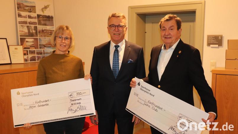 Franz Stahl (Mitte) überreichte einen symbolischen Spendenscheck mit jeweils 500 Euro an Franz Göhl (rechts) und Monika Seidel (links). Bild: exb/Stadt Tirschenreuth