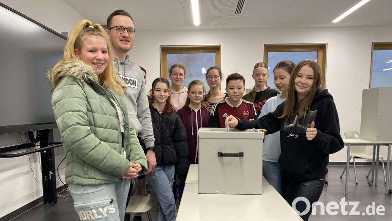 Der verantwortliche Lehrer, Andreas Hottner, gemeinsam mit Schülern bei der Abstimmung über &quot;Schule ohne Rassismus&quot;. Bild: Peter Geiger/exb