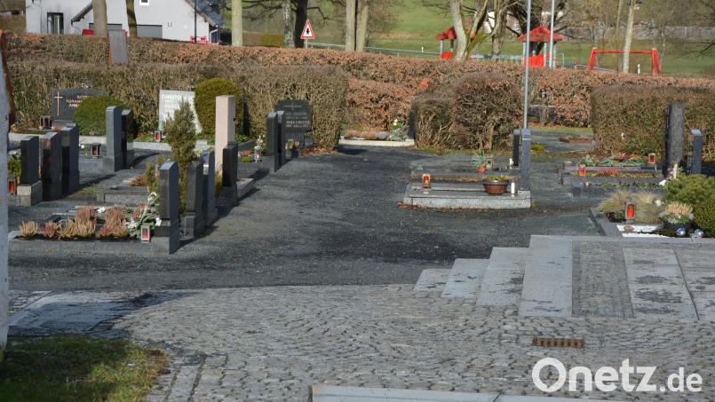 Im Zuge der Friedhof-Neugestaltung in Pechbrunn soll auch der Weg zwischen dem hinteren Eingang an der Gartenstraße und der Leichenhalle komplett gepflastert werden. Damit soll die Barrierefreiheit auf dem Gelände deutlich verbessert werden. Bild: jr