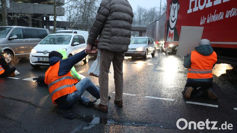 Protestaktionen der Letzten Generation, hier ein aktuelles Beispiel aus Berlin, polarisieren. Wegen einer Straßenblockade kam es zu mehreren Auseinandersetzungen mit Autofahrern. Bild: Jörg Carstensen/dpa