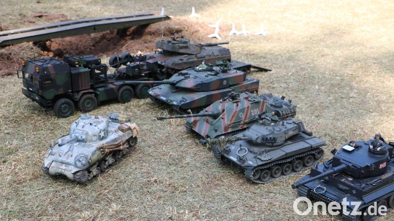 Maßstabsgetreue Modelle von Militärfahrzeugen gibt es beim Hahnenkammfest zu sehen, einem traditionellen Programmhöhepunkt der Edelsfelder Soldatenkameradschaften an Fronleichnam. Archivbild: gru