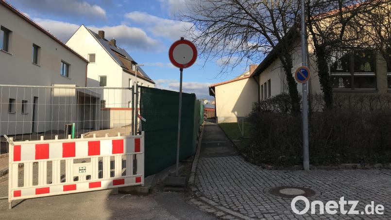 Von der Max-Prechtl-Straße in Hahnbach wird nur noch ein Gehweg übrig bleiben, der nah am alten Kindergarten (rechts) vorbeiführen wird. Bild: mma