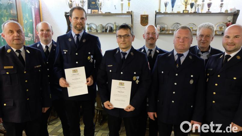 Von links: Kreisbrandinspektor Martin List, Kreisbrandmeister Alexander Klettner, Jubilar Josef Lindner, Jubilar Stefan Striegl, Kommandant Bernhard Einweg, Vorsitzender Harald Kick, Bürgermeister Robert Lindner und Kreisbrandrat Marco Saller (von links) bei der Übergabe der Ehrenzeichen. Bild: le