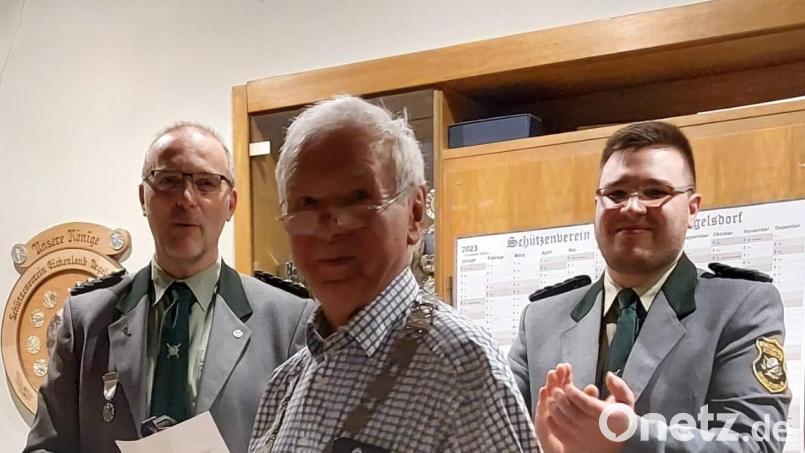 Erster Schützenmeister Michael Brütting (links) und Vorsitzender Christian Schindler (rechts) gratulieren dem Schützenkönig Herbert Thumbeck (Mitte). Bild: Schützenverein Eichenlaub Degelsdorf/exb