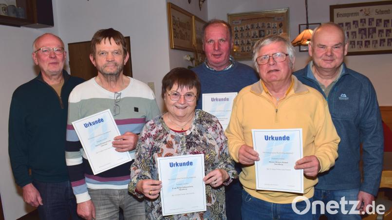 Urkunden gibt es für treue Mitglieder des Imkervereins: (von links): Zweiter Vorsitzender Hubert Lang, Reinhard Götz, Helga Klingenberg, Reinhard Franz, Jürgen Jorgas und Erster Vorsitzender Günter Mertel. Bild: no
