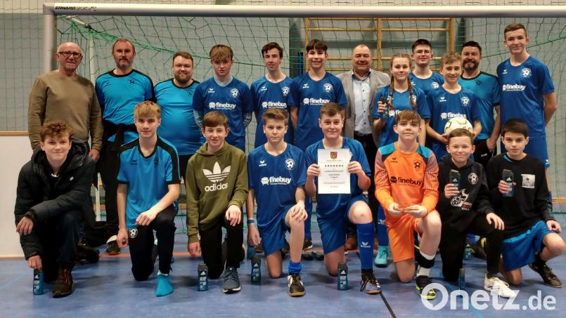 Landkreismeister SpVgg Ebermannsdorf mit Erich Dömer (hinten links) und Robert Graf (hinten, Siebter von links) von der Sportförderung des Landkreises und Trainer Andreas Denk (hinten, Zweiter von rechts). Bild: LRA-AS/Klaus Meier