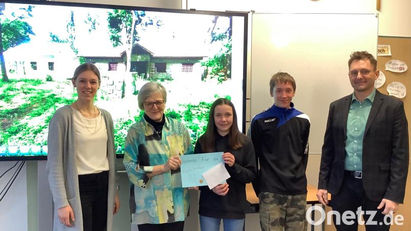 Bei der Nikolausaktion der Klasse 7a der Mittelschule Tirschenreuth kamen 150 Euro für die Aktion „Feuerkinder“ zusammen. Bei der Spendeübergabe: (von links) Klassenleiterin Miriam Becker, Dr. Annemarie Schraml, Johanna Schöner, Fabian Frank und Rektor Jürgen Bayer. Bild: Mittelschule Tirschenreuth/exb