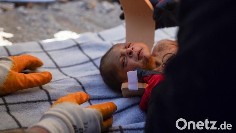 Soldaten untersuchen ein 20 Tage altes Baby, das 59 Stunden nach dem Erdbeben gerettet wurde. Das Baby steckte gemeinsam mit seiner Mutter in den Trümmern fest und wurde nach der Befreiung umgehend in die Ambulanz gebracht. Berichten zufolge soll es dem Kind gut gehen, wohingegen die Rettung der Mutter noch im Prozess sei. Bild: Ibrahim Oner