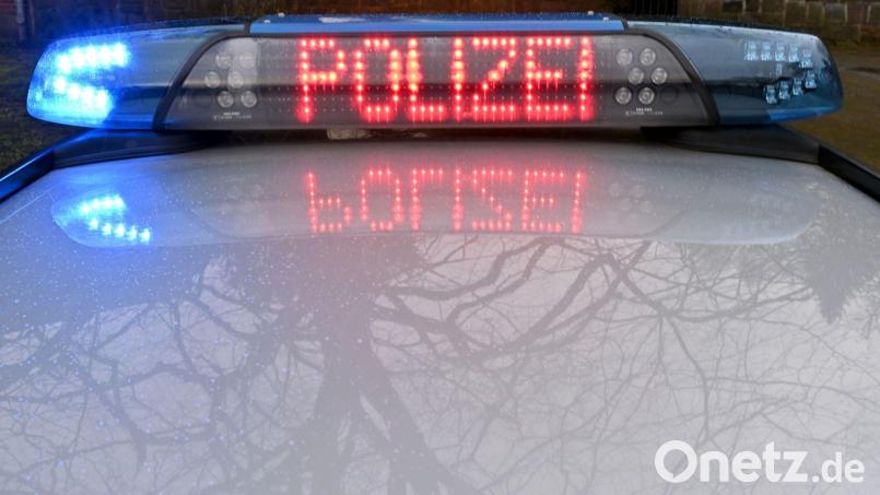In Weiden hat ein unbekannter Täter die Eingangstür einer Gaststätte beschädigt. Die Polizei sucht jetzt nach Zeugen. Symbolbild: Carsten Rehder/dpa