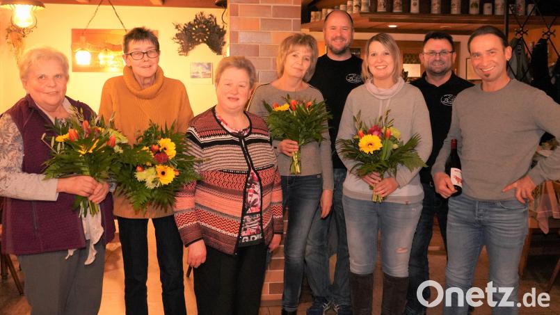 Ilse Wagner, Lisa Beer, Firmenchefin Agnes Bergler, Andrea Wolf, Markus Bergler, Michaela Feneis, Hans-Jürgen Bergler und Michael Rauch (von links) bei der Ehrung der langjährigen Mitarbeiter. Bild: fvo