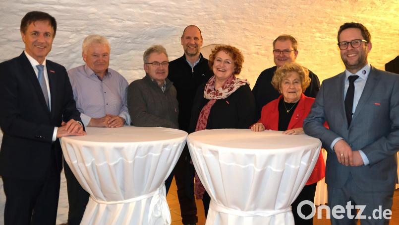 Der neue Vorstand der Kreishandwerkerschaft. Das Bild zeigt von links: HWK-Vertreter Hans Schmidt, Franz Schlegl, Johann Fischer, Tobias Schober, Geschäftsführerin Claudia Mendel, Michael Zinnbauer, Ria Achhammer und Florian Danzl. Bild: Hirsch