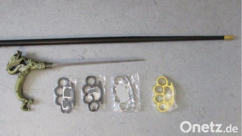 Ungewöhnliches Souvenir: Zöllner finden Stockdegen und Schlagringe bei Waidhaus. Bild: Hauptzollamt Regensburg