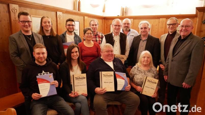 Die bei der Jahreshauptversammlung der Stiftländer Jugend- und Blaskapelle ausgezeichneten Musiker und Vereinsmitglieder: (sitzend von links) Patrick Frank, Michaela Ernstberger, Alfred Zintl und Helene Rödig, (stehend von links) Dirigent Stephan Sölch, Martha Siller, Stephan Hegen, Rita Männer, Johann Rosner, Reinhard König, Richard Hubrich, Vorsitzender Alexander Riedl, Bürgermeister Bernd Sommer und Musikbund-Bezirksvorsitzender Gerhard Engel. Bild: hmr
