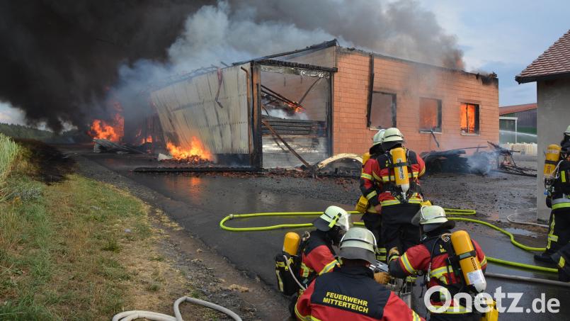 Stark gefordert war die Feuerwehr Mitterteich beim Großbrand in Neudorf. Archivbild: jr