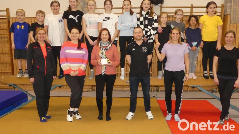 Michael Brüchner verabschiedet Susann Hempel und wünscht Stefanie Händel (Zweite von rechts) und dem Trainerteam viel Erfolg beim weiteren Aufbau der kleinen Turnerriege. Bild: rn