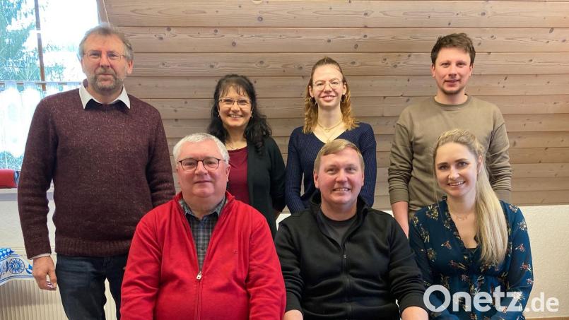 Zweiter Bürgermeister Hermann Schraml fungierte als Wahlleiter, als die Musiker Rita Kunz, Theresa Haßmann, Johannes Frauenholz, (vorne von links) Werner Rodler, Jürgen Schönfelder und Laura Schraml zu Vorstandmitgliedern bestimmten. Bild: Stadtkapelle Kemnath/exb