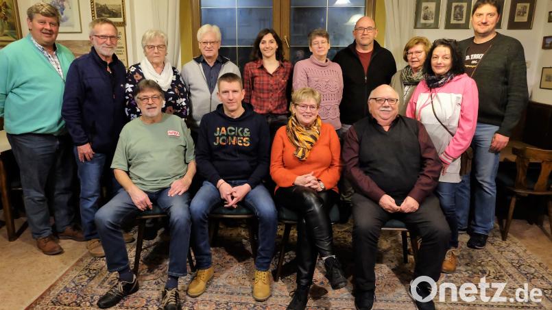 Der neue Vorstand der Laienspieler mit den Hauptdarstellern (vorne, sitzend von links) Gerhard Zwack, Martin Pleier, Maria Smola und Walter Voß. Bild: wlr