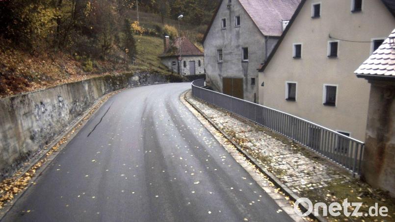 Die Stützmauer an der Kreisstraße AS38 in Oed, die auf einer Länge von 55 Metern erneuert werden muss, weil eine weitere Sanierung der Kalkbruchsteine nicht mehr wirtschaftlich wäre. Bild: Tiefbauamt Amberg-Sulzbach/exb