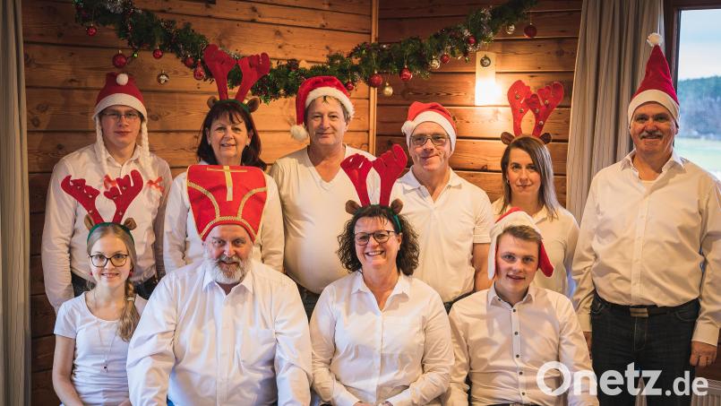 Sie sind die Protagonisten im Stück „Es ist ein Ross entsprungen“ (hinten, von links): Elias Eichenseer, Irene Pemp, Josef Stöcklmeier, Klaus Eichenseer, Anja Kunz und Dietmar Klemenz; vorn (von links): Christiane Kellner, Anton Peter, Doris Weiß und Moritz Koberstein. Bild: Michael Haller/exb