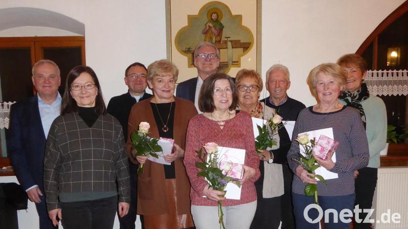 Der Ortsverband zeichnete langjährige Mitglieder aus: (von links) Bürgermeister Günter Kopp, Teamsprecherin Christine Sollfrank, Pfarrer Markus Bruckner, Christine Spörrer, Arthur Spörrer, Lydia Fröhlich, Gerda Ogermann, Rainer Schöffel, Gerlinde Schöffel und Stellvertretende Teamsprecherin Otti Schönfelder. Bild: Albert Sollfrank/exb