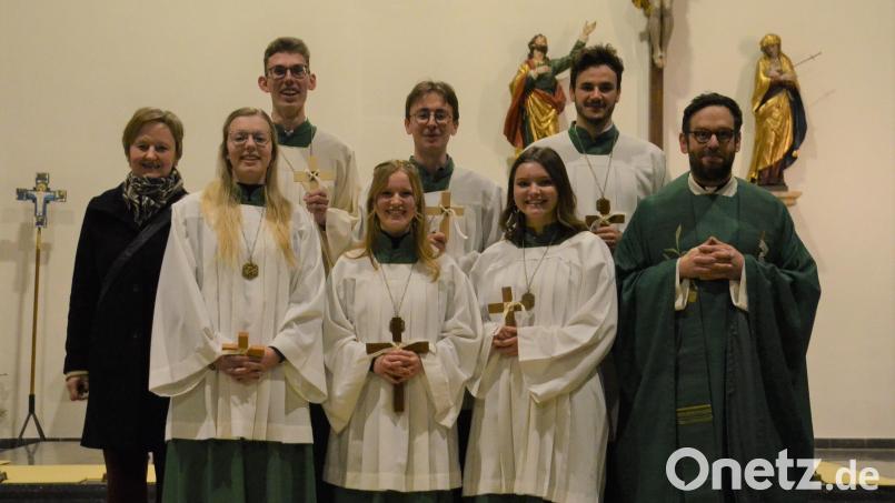 Die Pfarrei Poppenricht verabschiedet langjährige Ministranten (vorn, von links): Gemeindereferentin Regina Probst, Kathrin Ederer, Lydia Widmann und Julia Eckl; hinten (von links): Christoph Ederer, Julian Probst, Nicolas Rösch und Pfarrer Dominik Mitterer. Bild: Julia Nerb