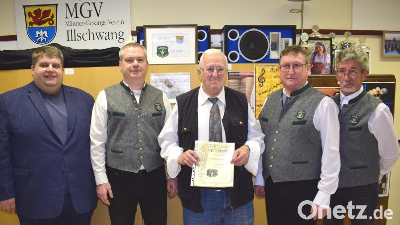 25 Jahre beim Gesangverein: (von links) Bürgermeister Dieter Dehling, Chorleiter Clemens Lindner, Jubilar Hans Rädle sowie die Vorsitzenden Hermann Weiß und Josef Geitner. Bild: no